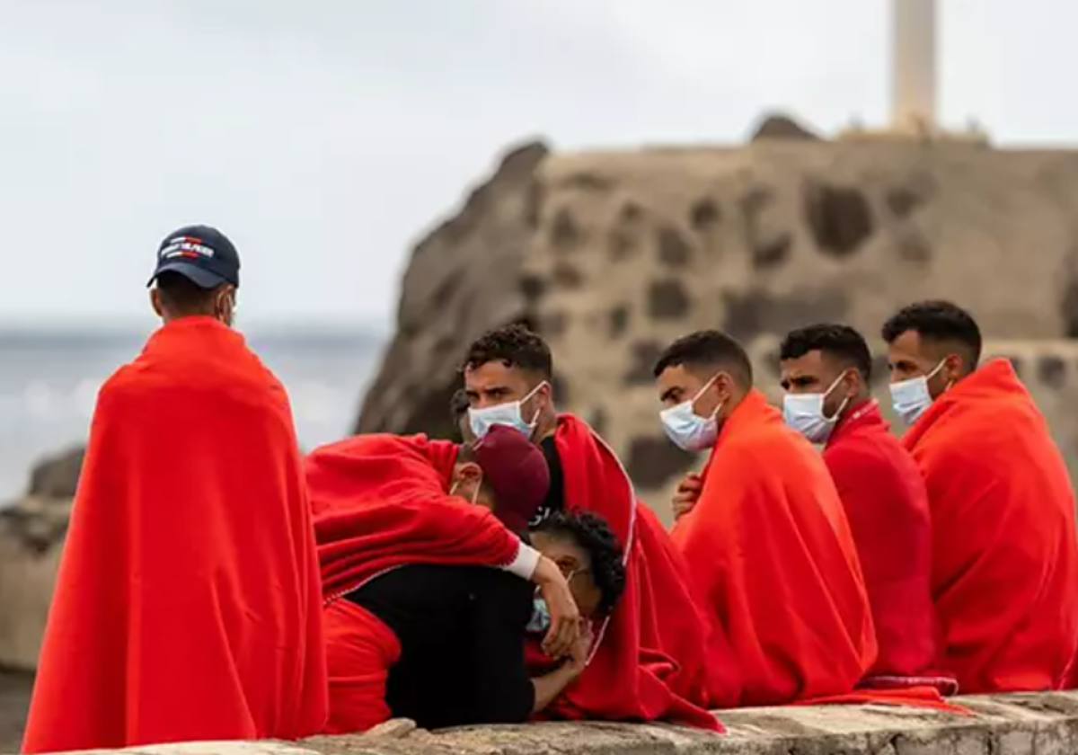 Migrantes rescatados descansan en una zona cercana a Jameos del Agua (Lanzarote)
