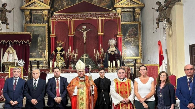 El obispo, en el centro, junto a representantes institucionales y de la prohermandad y la banda, ante el altar de cultos