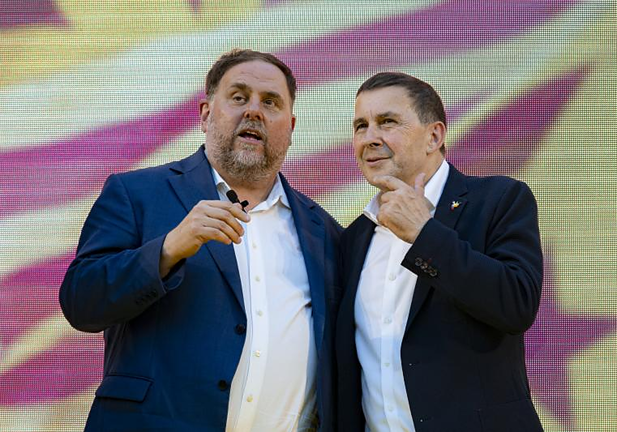 Oriol Junqueras y Arnaldo Otegi, en Barcelona, en un mitin de ERC en julio