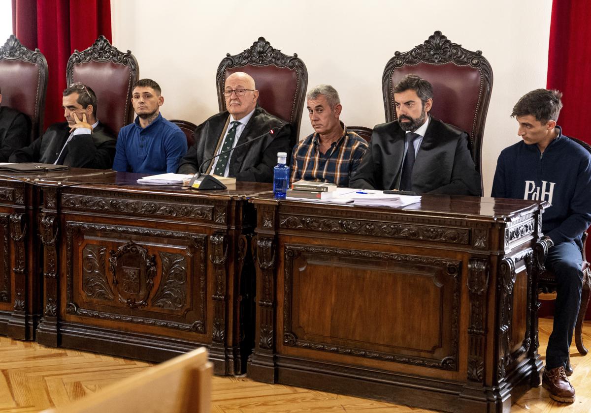 Los tres acusados con sus abogados, en la primera jornada del juicio en la Audiencia Provincial de Toledo