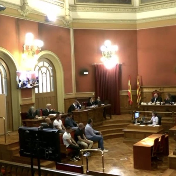 Seis mossos aceptan un año de cárcel por la agresión racista a un joven en Manresa