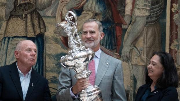 El Rey, este lunes, con la Copa América de Vela en sus manos