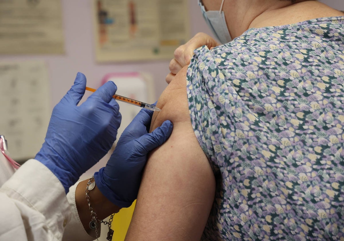 Una sanitario inocula la vacuna del Covid durante la campaña del pasado año