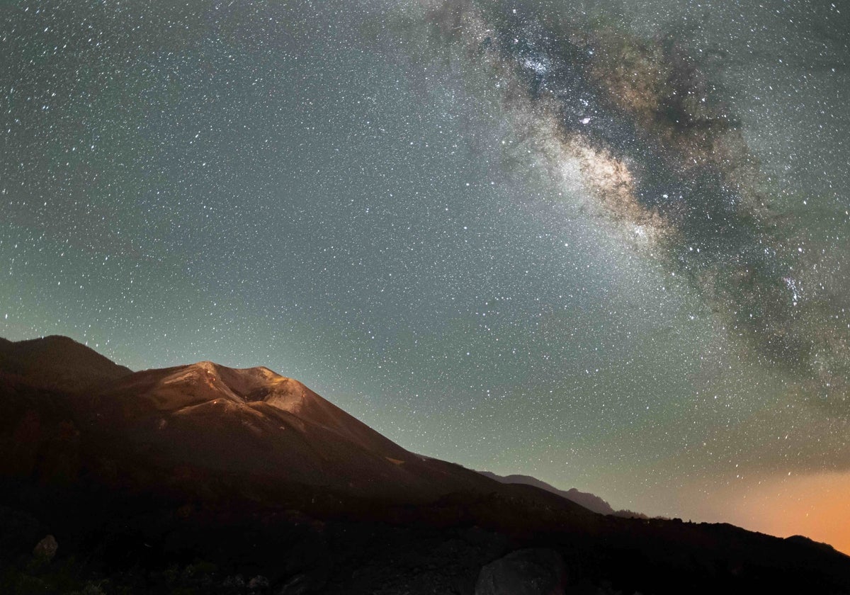 El volcán de Tajogaite duerme de nuevo bajo las estrellas