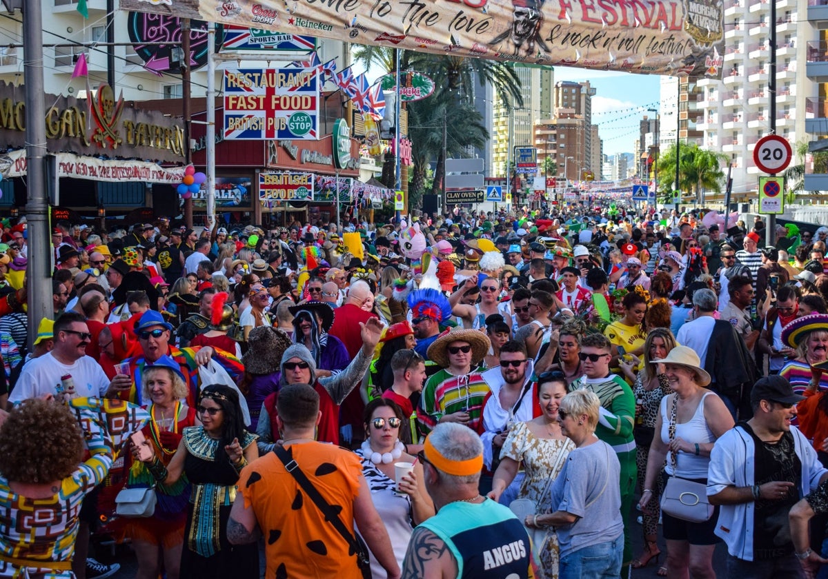 Turistas británicos en la fiesta Fancy en una imagen difundida en un portal patrocinado por hoteles de Benidorm