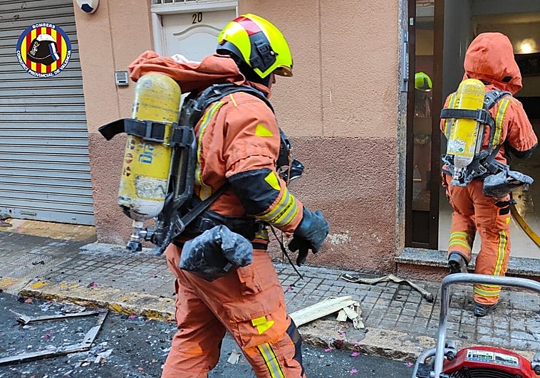 Imagen de archivo de dos efectivos del Consorcio Provincial de Bomberos de Valencia