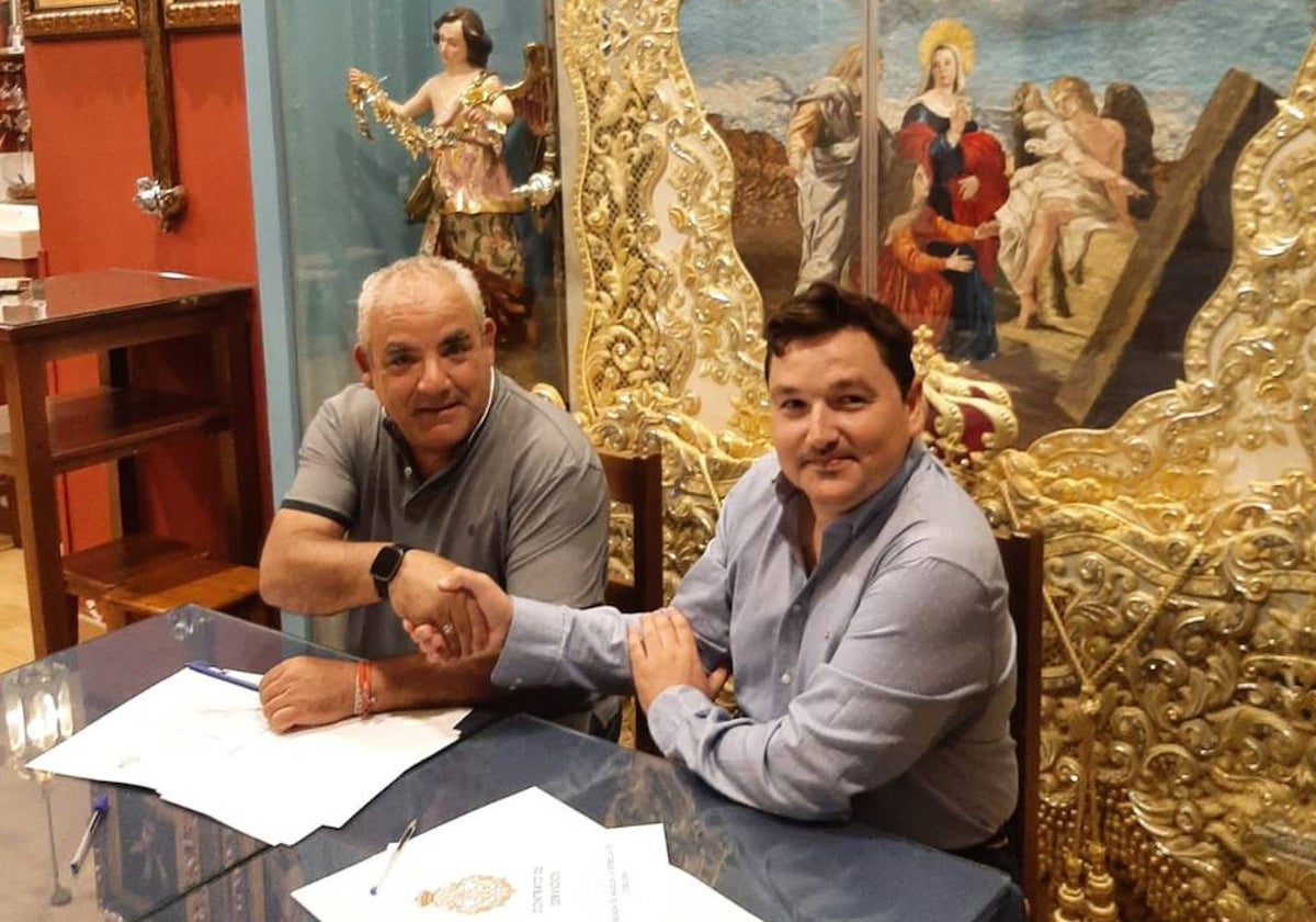 El hermano mayor, Francisco Mora, y el director de la banda, Matías de la Fuente, tras la firma del contrato