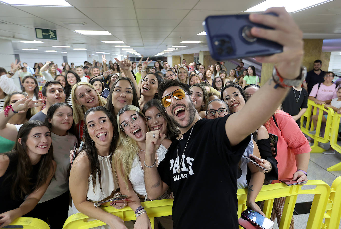 La concurrida firma de discos de Antonio José en Córdoba, en imágenes