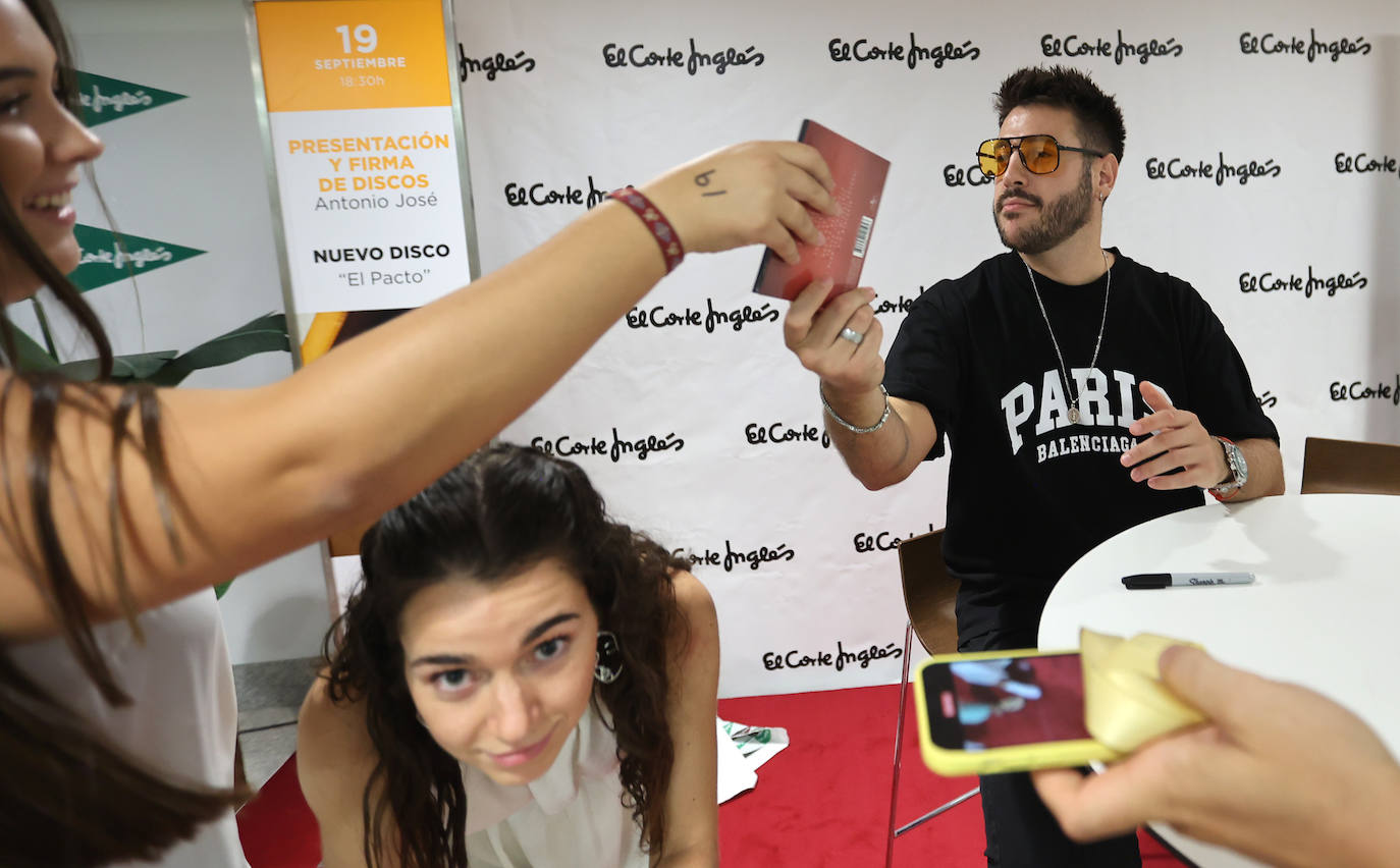 La concurrida firma de discos de Antonio José en Córdoba, en imágenes