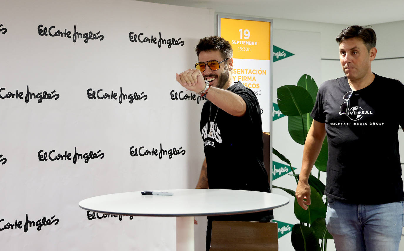 La concurrida firma de discos de Antonio José en Córdoba, en imágenes