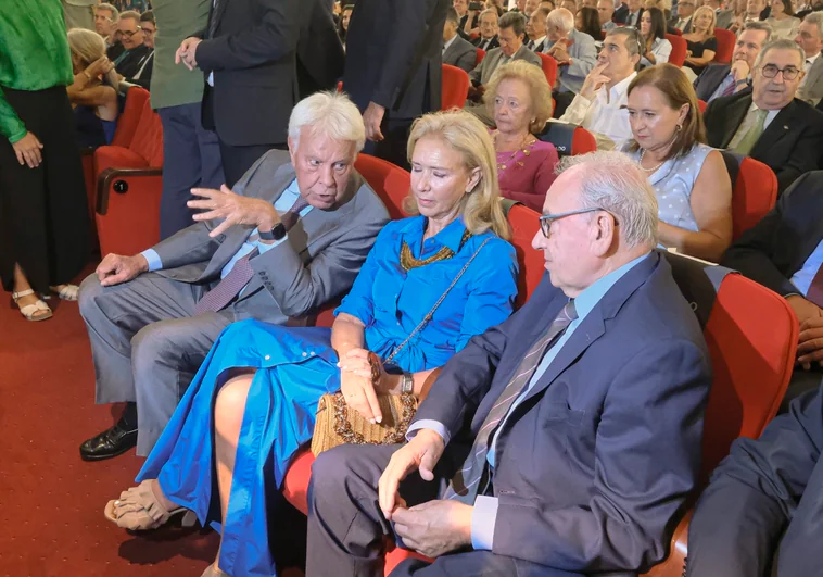 Felipe González, su mujer y Alfonso Guerra, la semana pasada durante un acto en Sevilla