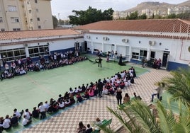 Los padres del colegio de Granada que impone a las niñas llevar pantalón se rebelan y piden que se vote