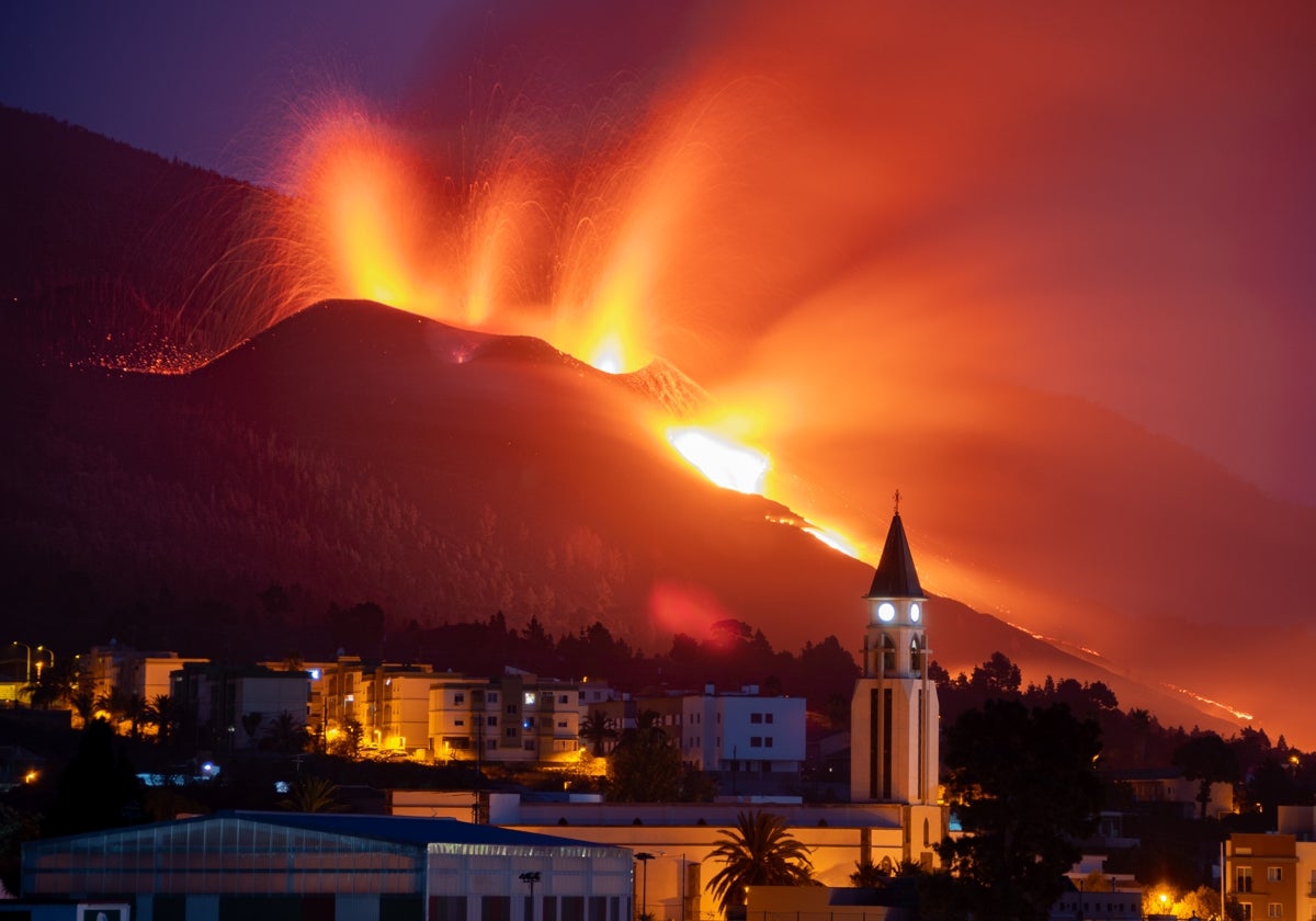 El volcán de Tajogaite con el barrio de Tajuya en los primeros días de erupción