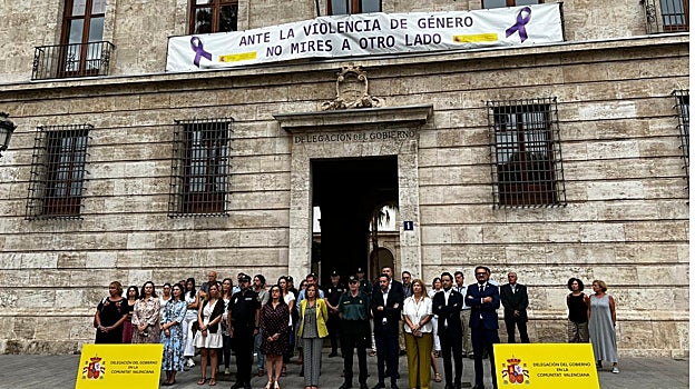 Duelo de pancartas con lemas diferentes contra los últimos asesinatos de mujeres en la Comunidad Valenciana