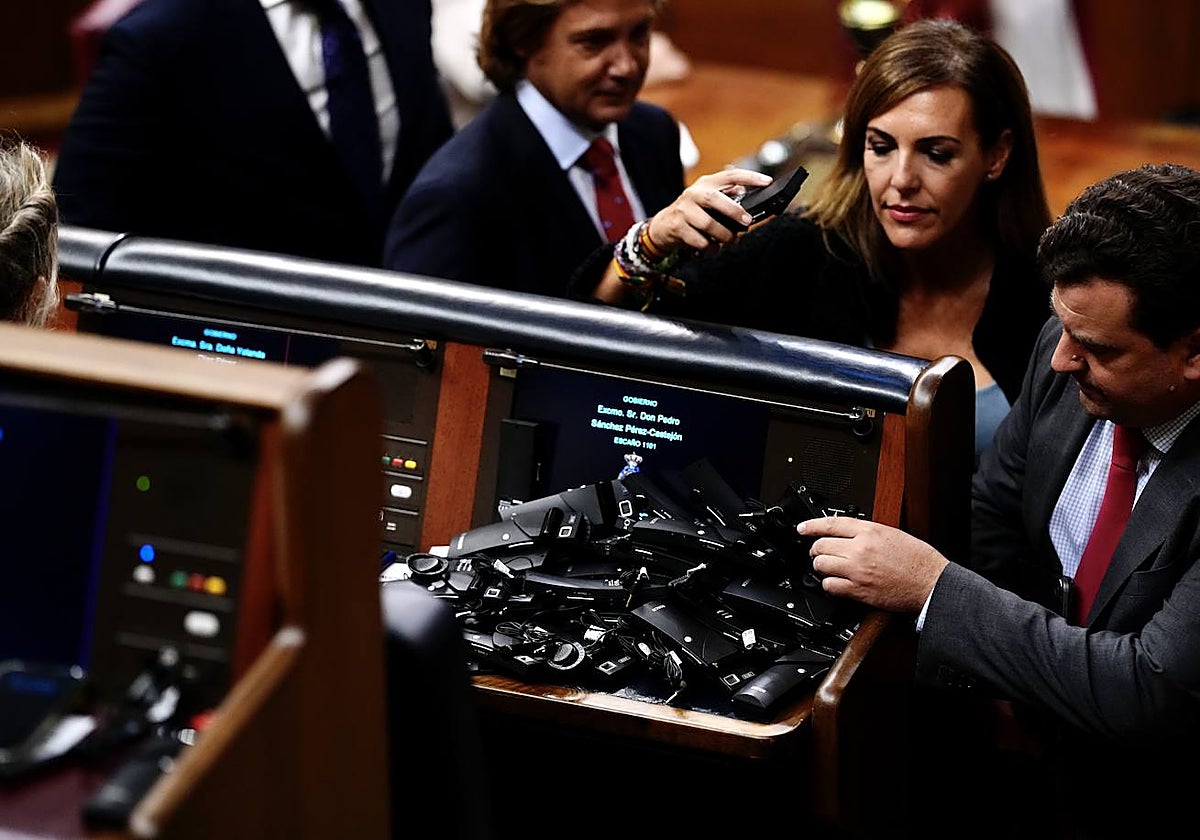 Diputados de Vox dejan sus pinganillos en el pupitre del ausente Pedro Sánchez