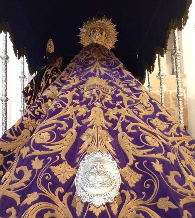 Vista general del manto morado que luce la Virgen de los Desamparados