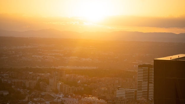 El sol se pone en el occidente de la región