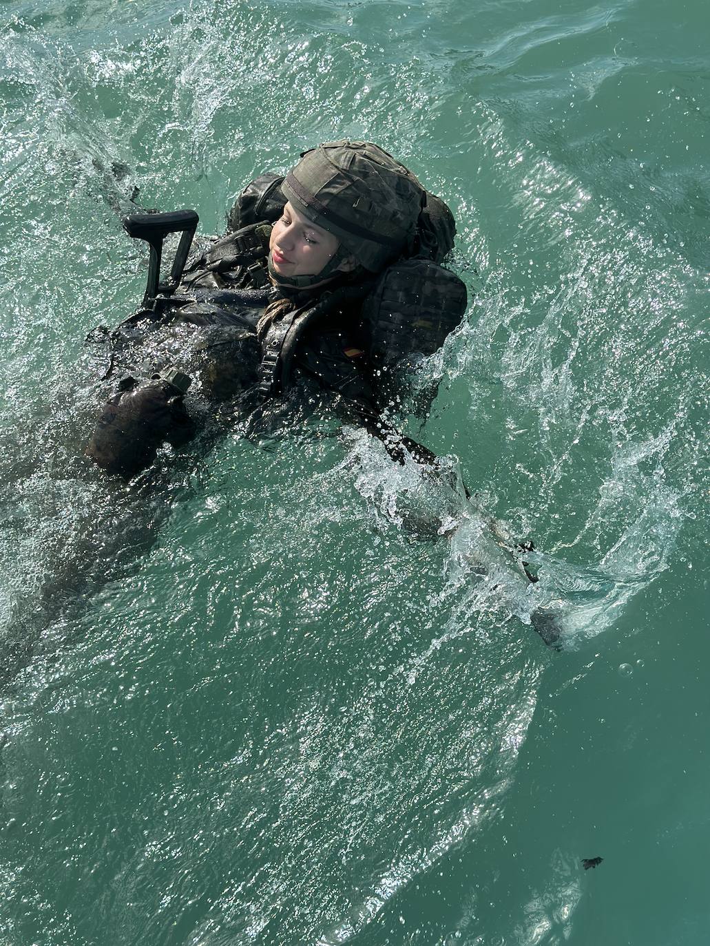 En la imagen, Leonor cargada con todo su equipo militar en el agua