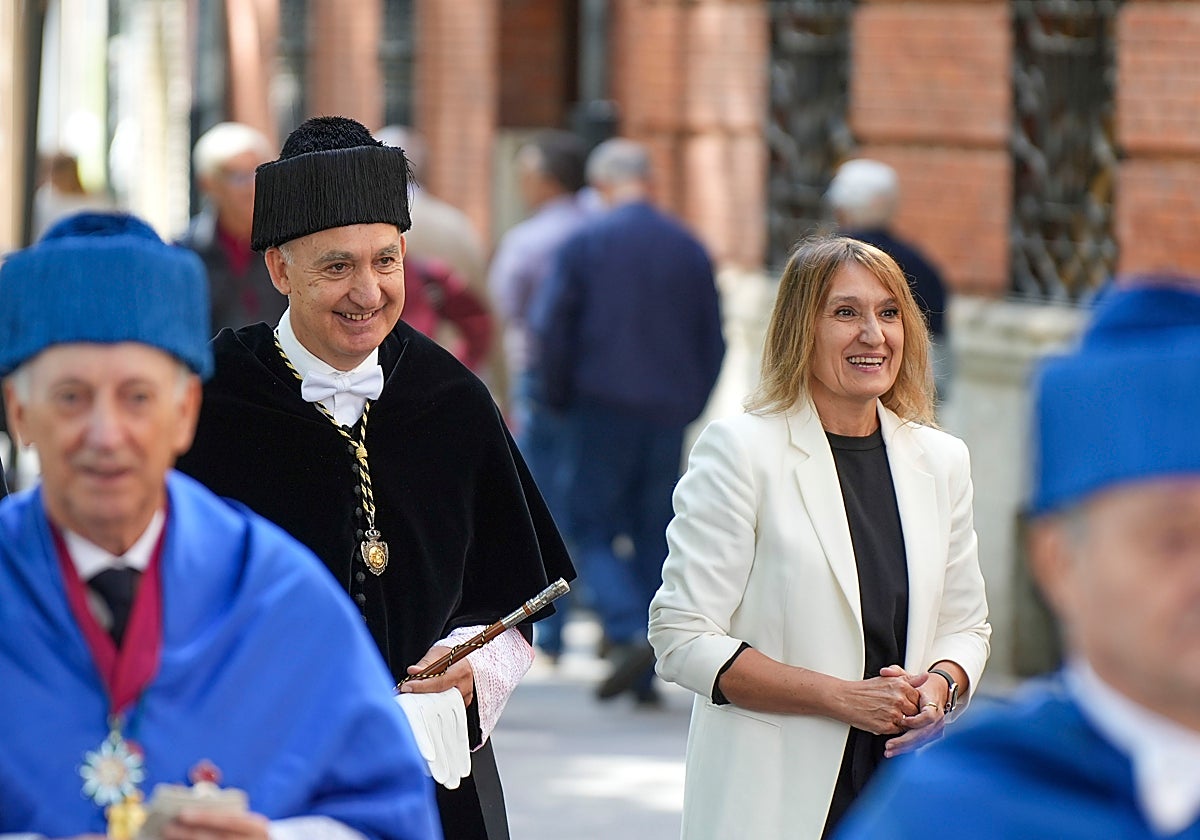La consejera de Educación, Rocío Lucas, junto al rector de la Universidad de Valladolid, Antonio Largo, en el acto de apertura oficial del curso