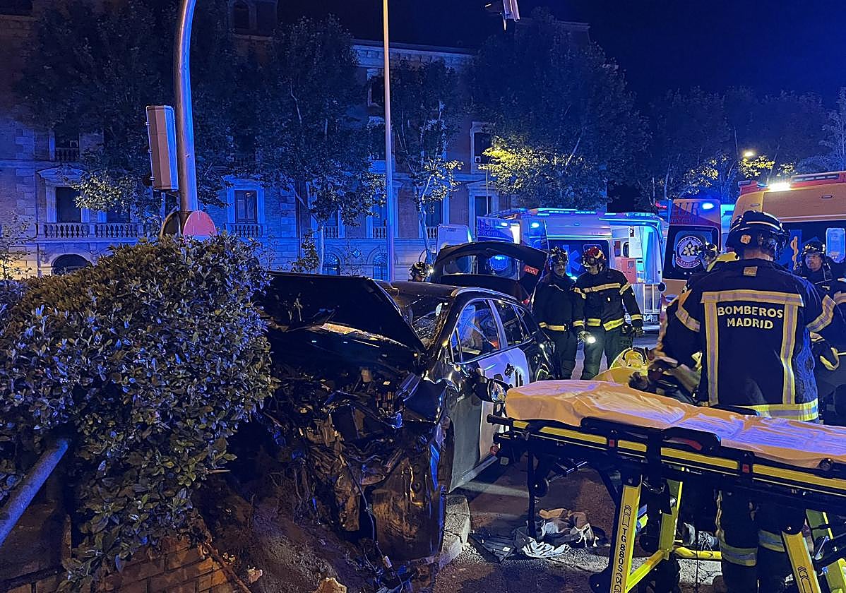El vehículo chocó contra un muro y quedó empotrado
