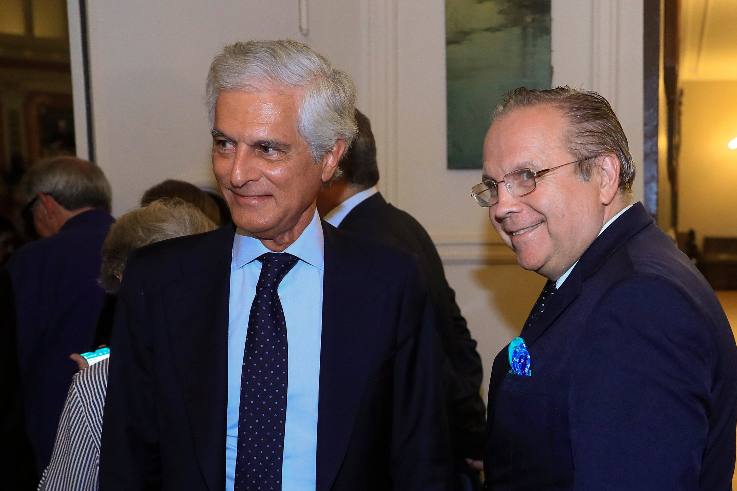 Adolfo Suárez Illana y Antonio Miguel Carmona asisten a la presentación del libro de Alfonso Guerra.