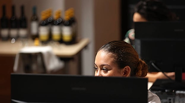 La joven alumna Keren Mejía durante el curso en el aula de formación de Bodegas Campos