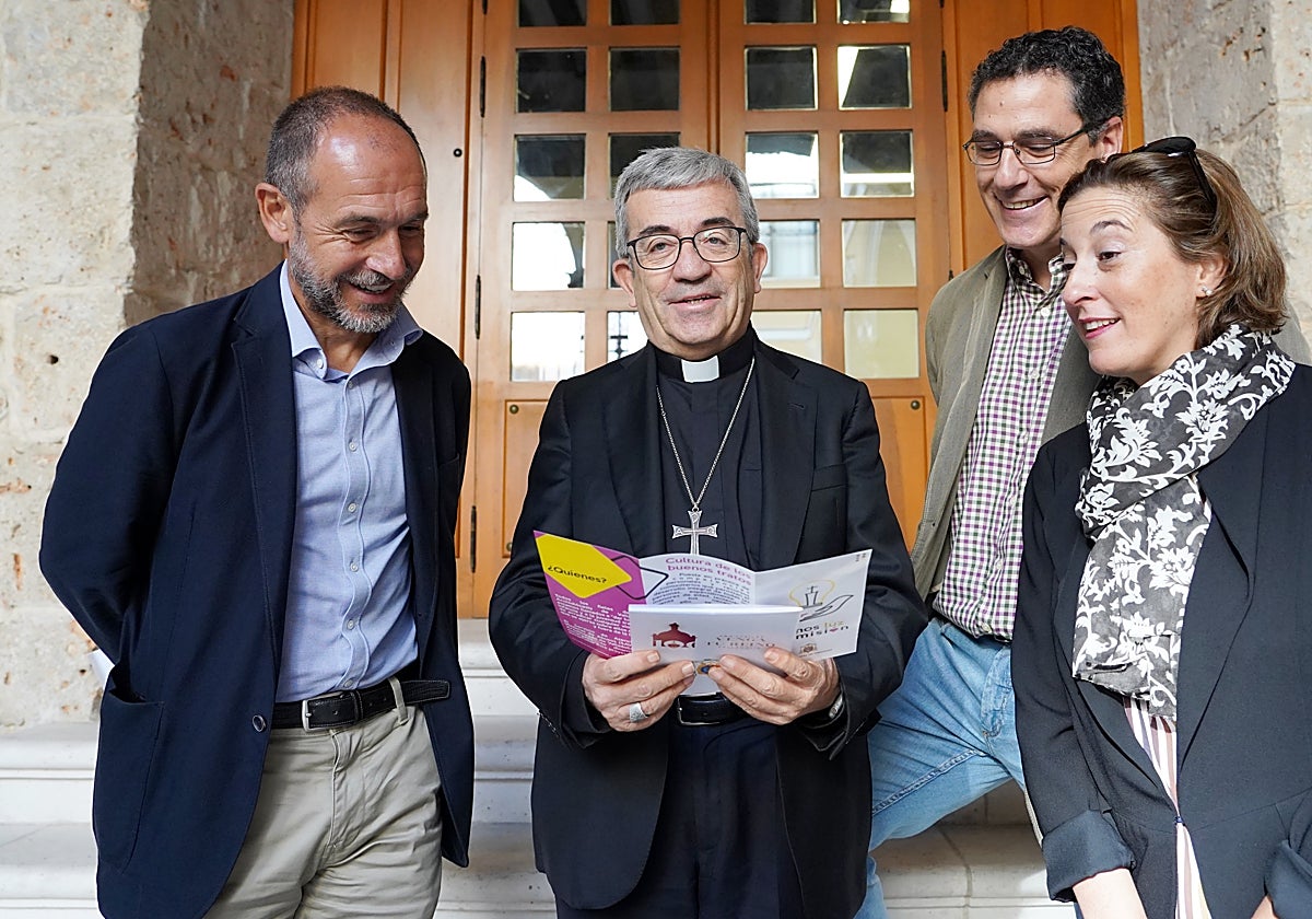El arzobispo de Valladolid, Luis Argüello, acompañado por Diego Velicia y Antonio Rodríguez Marcos