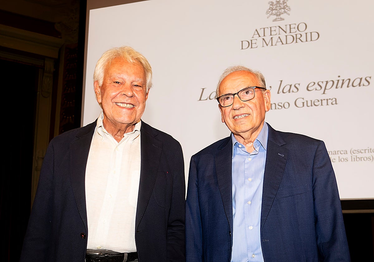 Felipe González y Alfonso Guerra durante la presentación del libro del exvicepresidente del Gobierno