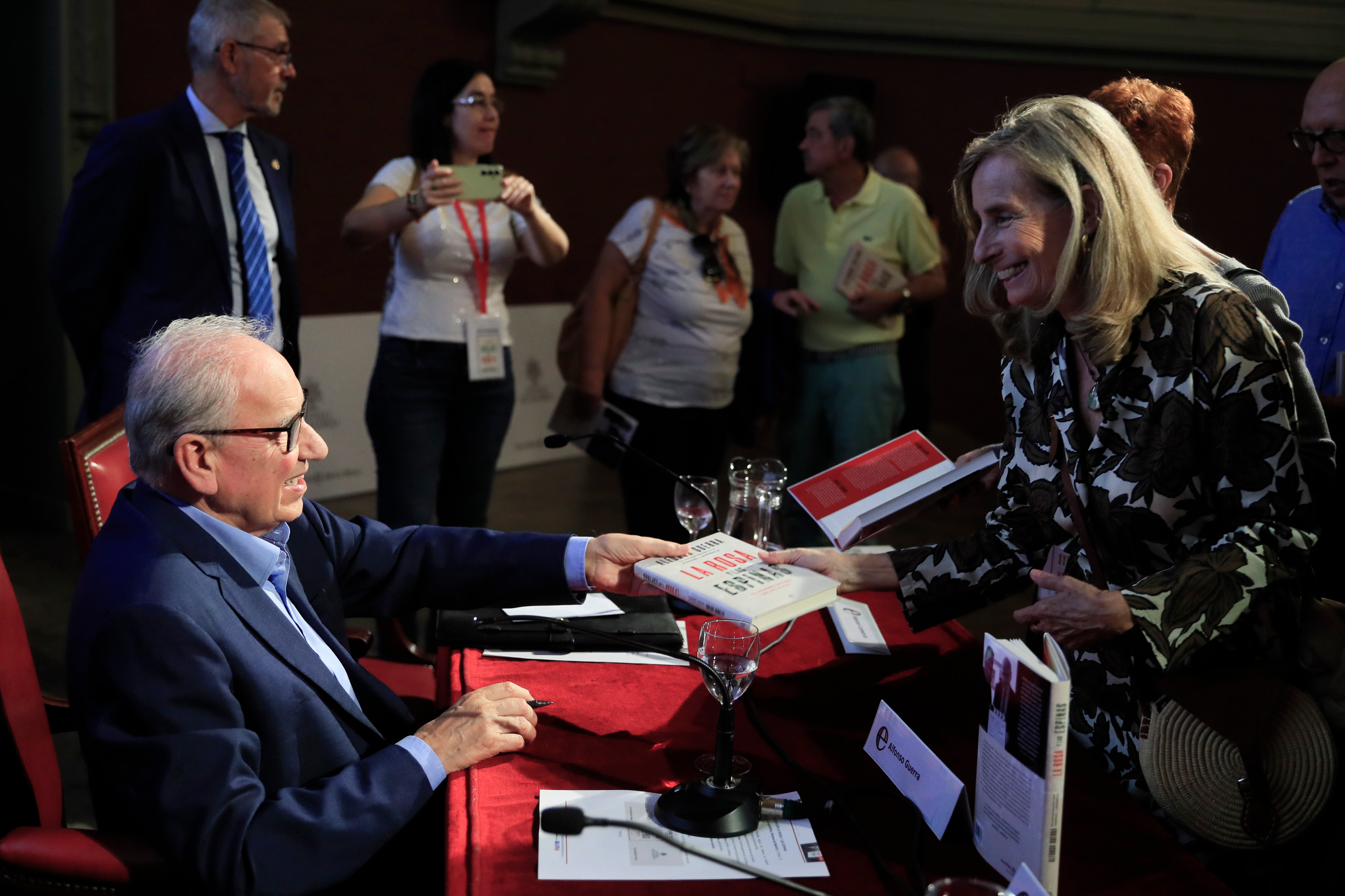 El exvicepresidente del Gobierno Alfonso Guerra firma ejemplares de su libro. 