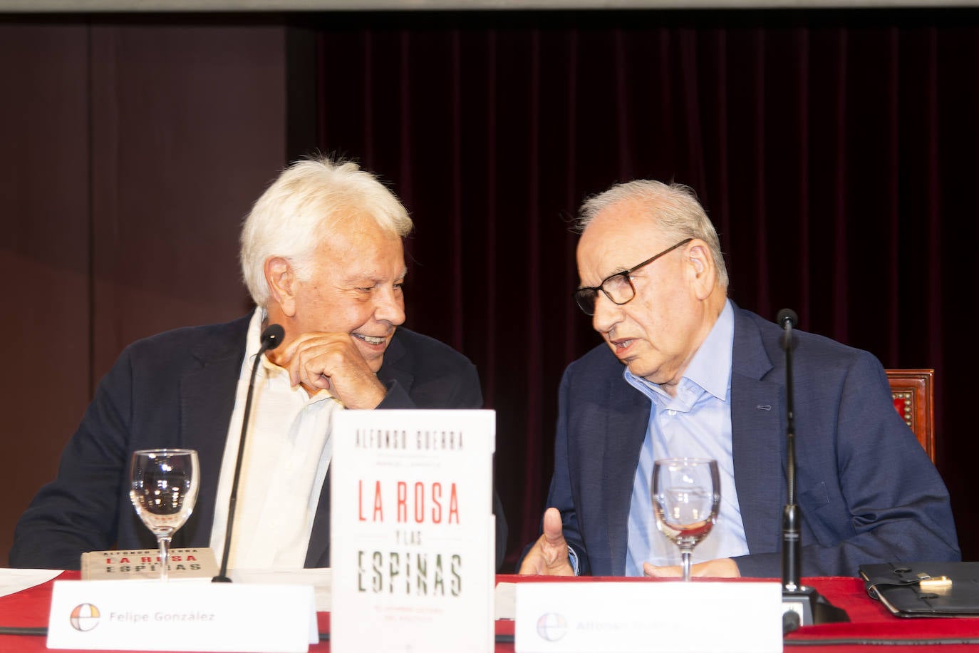 Felipe González y Alfonso Guerra durante la presentación del libro 'La rosa y las espinas. El hombre detrás del político'.