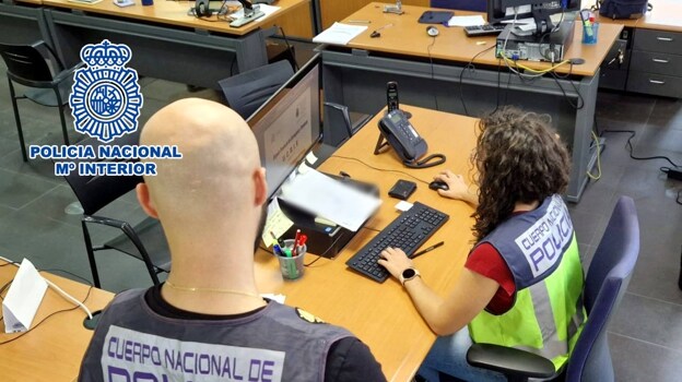 Imagen de dos investigadores del CNP durante las investigaciones policiales.