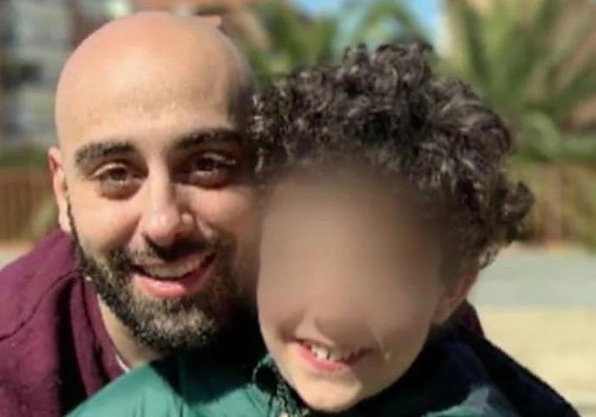 Rafael Marcos, con el pequeño Samuel, que hoy tiene 16 años