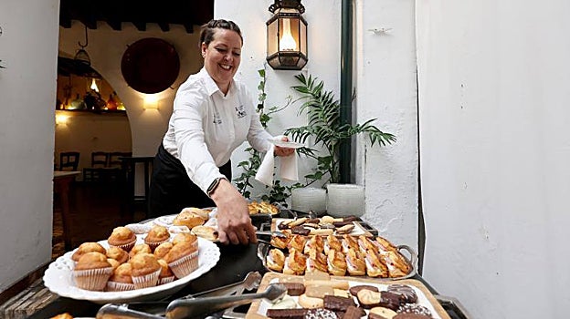 La alumna cordobesa Mónica, de 42 años, durante el desayuno servido hoy en Bodegas Campos