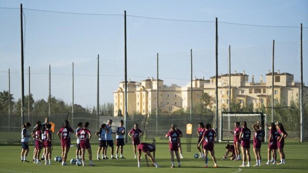 Las jugadoras de la selección española de fútbol femenino, durante su entrenamiento en el hotel Oliva, este miércoles.