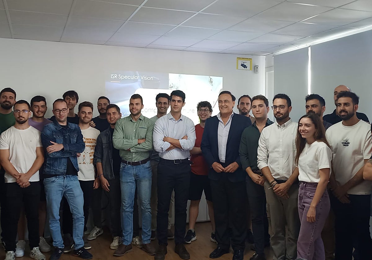 El conejero de Universidad con los trabajadores del grupo empresarial Integración Sensorial y Robótica