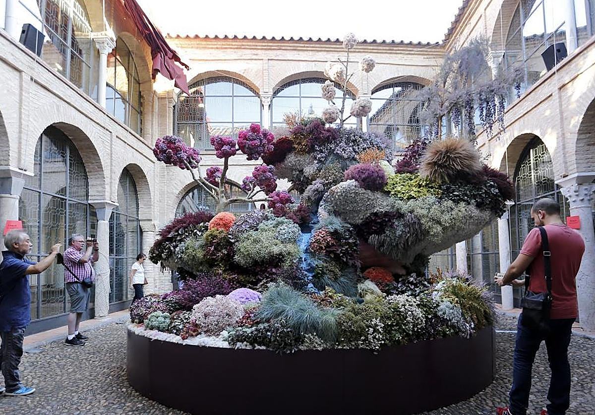 Dos mujeres se fotografía en la instalación montada en Diputación en Flora 2022