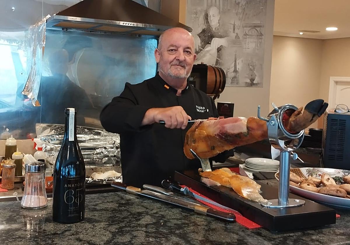 Argimiro Pérez cortando un jamón en el nuevo local de Paseo Ibérico