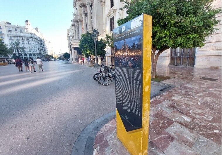 Imagen del monolito en honor al 15M en la Plaza del Ayuntamiento de Valencia