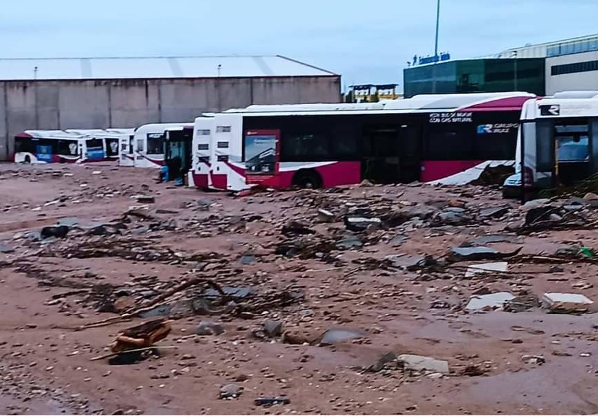 El garaje de los autobuses urbanos en el polígono de Toledo quedó totalmente devastado