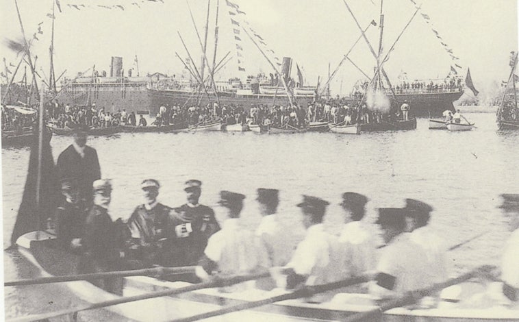 Imagen principal - Visita del Rey Alfonso XIII en 1904; instalaciones del club en la década de los 60 y regata en el puerto en los años 40