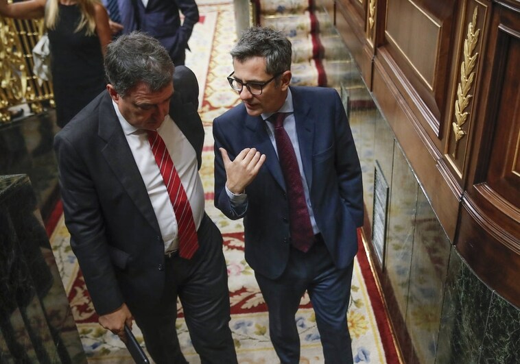 Aitor Esteban (PNV) y Félix Bolaños (PSOE) hablan en español a la salida del hemiciclo