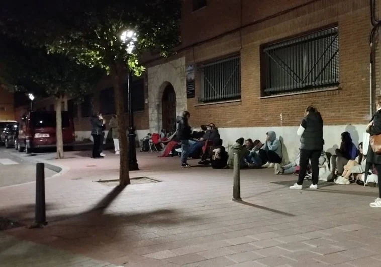 Colas durante la noche para acceder a las últimas plazas de FP en el centro María Inmaculada de Valladolid