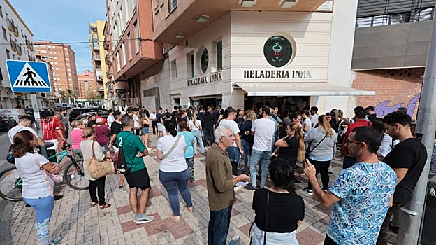 Colas a las puertas de la Heladería Inma