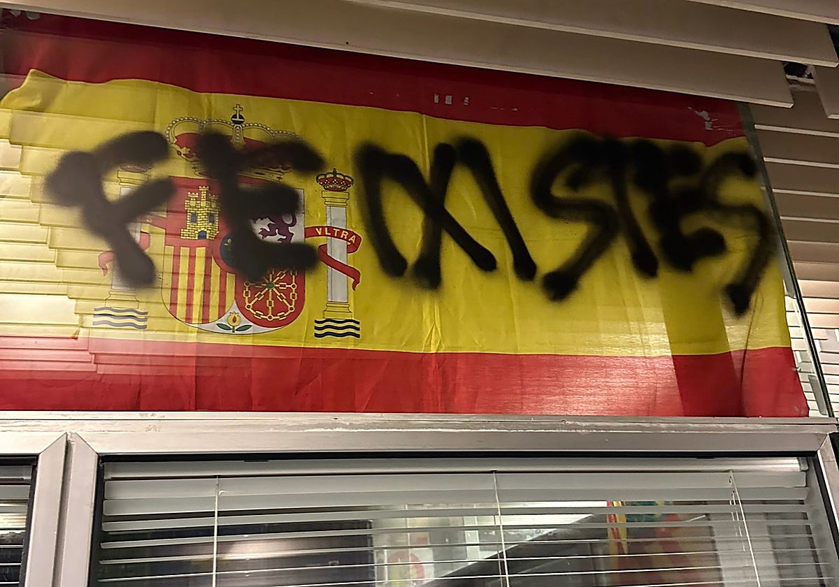 Pintada con la palabra «fascistas» en valenciano sobre la bandera de España.