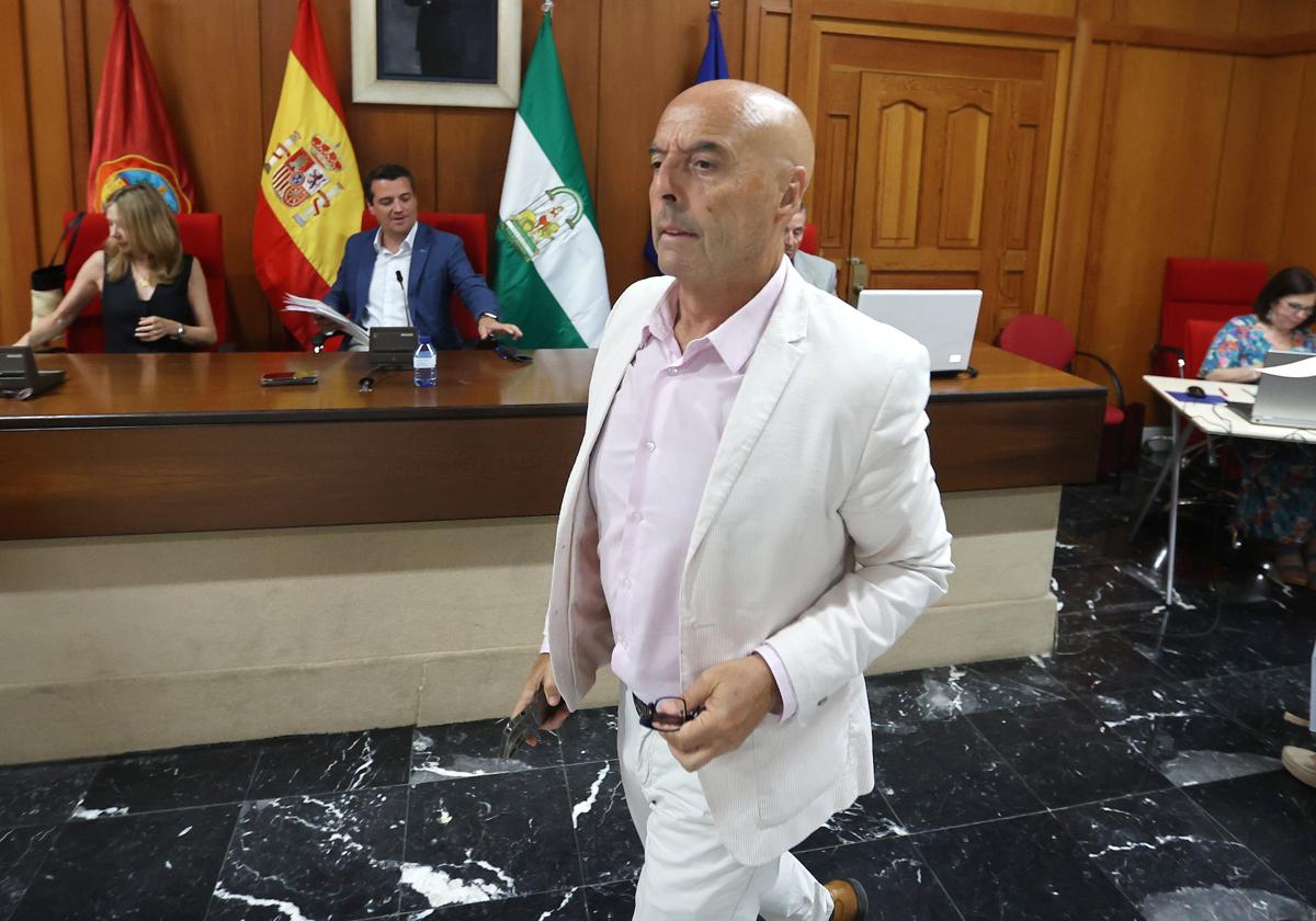 El portavoz municipal socialista pasa delante del alcalde durante un Pleno