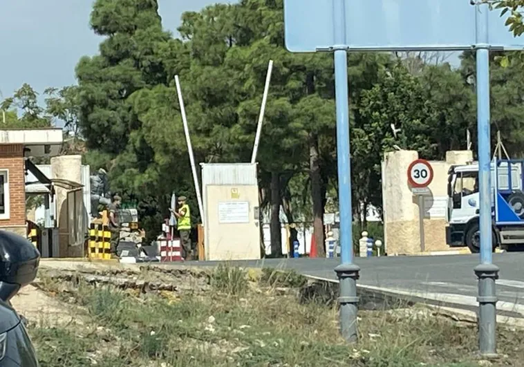 Acceso al cuartel de Rabassa, en Alicante, donde este jueves se ha producido la muerte accidental del militar.