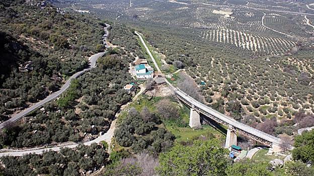Imagen de la vía verde del Aceite de Oliva que pasa por Zuheros