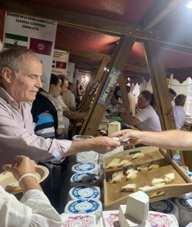 Imagen secundaria 2 - La Fiesta del Queso Villa de Zuheros ya es una cita asentada y reúne a visitantes de toda la provincia y buena parte de Andalucía. En la jornada del jueves se ha podido ver mucha animación e interés por las propuestas que han llegado este año