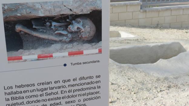 Detalle de uno de los carteles explicativos de la necrópolis judía de Lucena