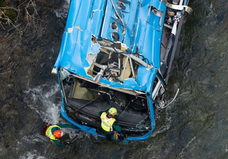 Trabajos de recuperación de los cadáveres en el río Lérez